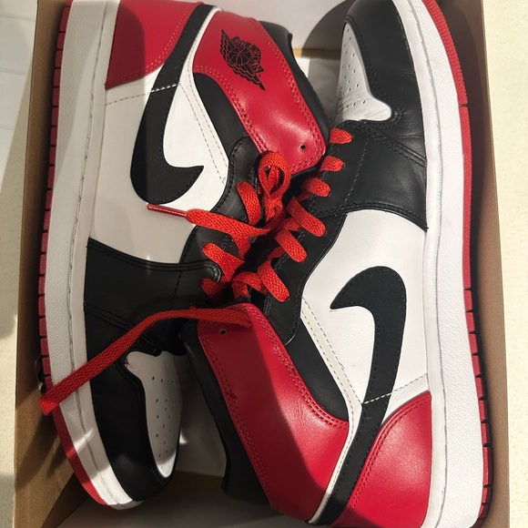 Jordan 1 Retro - Picture 3 of 5